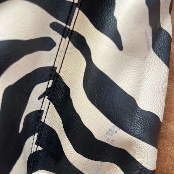 Zebra with red handles tag says Dooney and Bourke. No interior tag. - Picture 4 of 5